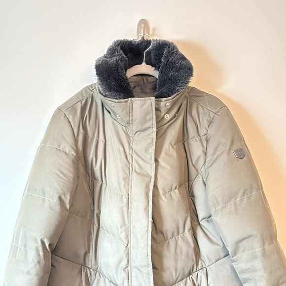 Convertible and cozy warm winter puffer in dark green with black accents - Picture 7 of 10